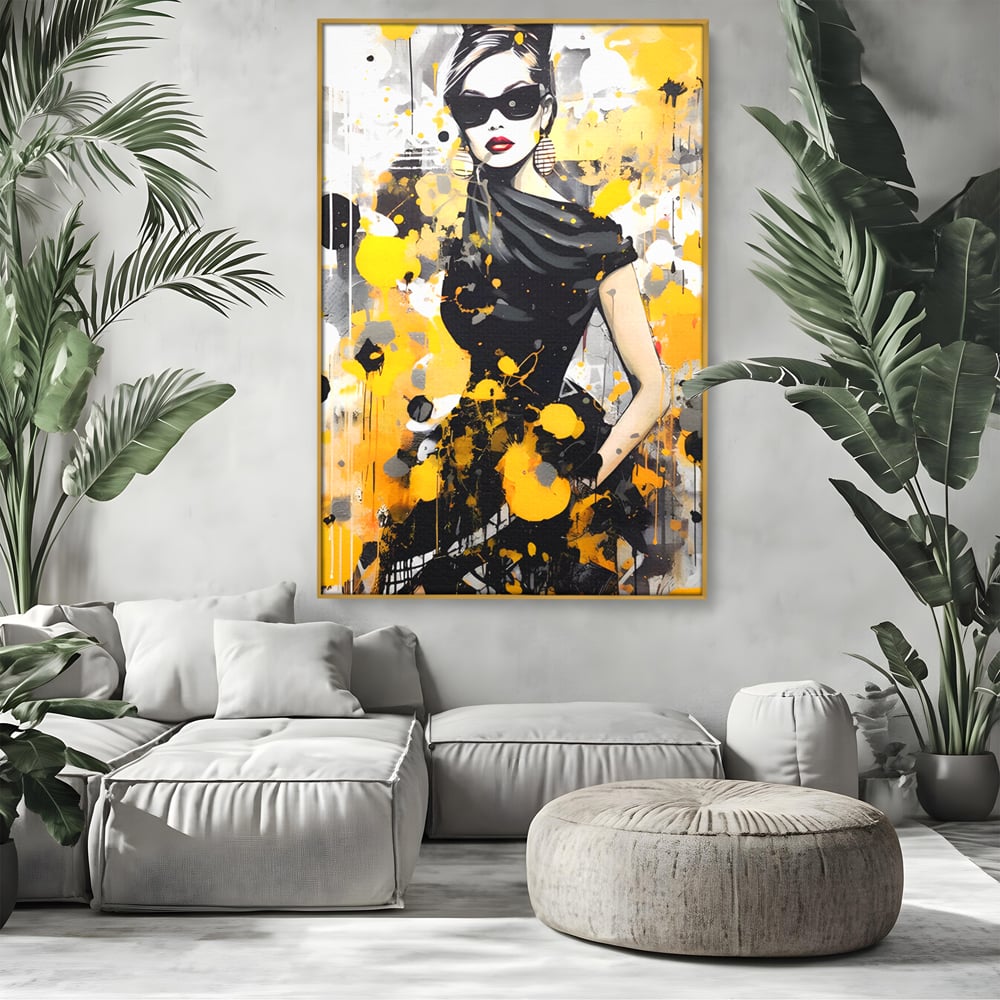 Tablou canvas cu tablou canvas portret femeie eleganta ochelari, in rama de aluminiu auriu, pe perete intr-un living